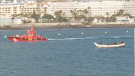 Llega a Los Cristianos un cayuco con 57 ocupantes, entre ellos un bebé