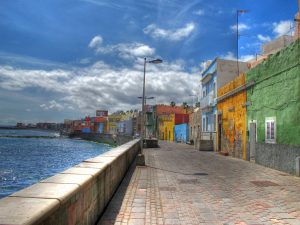 Herido grave tras saltar al mar desde un muro en una playa de Las Palmas