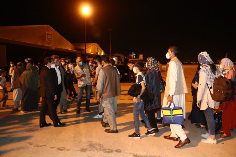 Los primeros 53 españoles y afganos evacuados de Kabul ya están en Madrid
