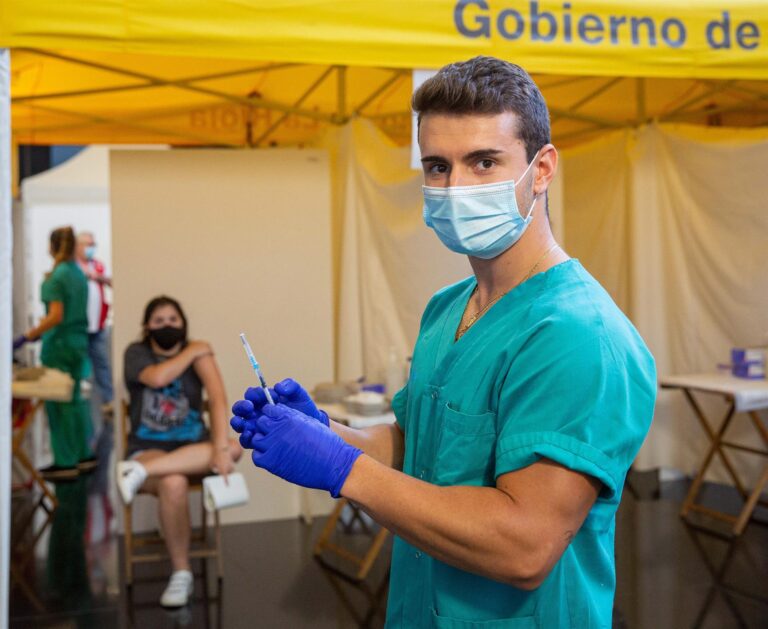 La pandemia se mantiene controlada en España tras casi un mes sin restricciones