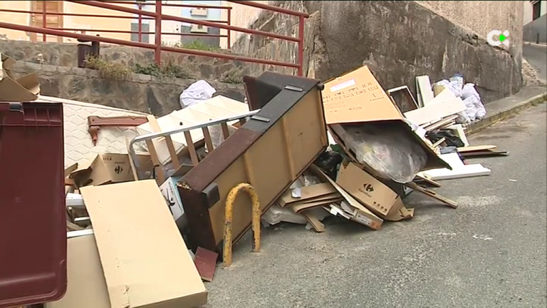 Los trastos se acumulan en las calles de los barrios de Las Palmas de Gran Canaria