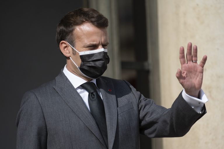 Macron: Francia se prepara para administrar una tercera dosis de vacuna