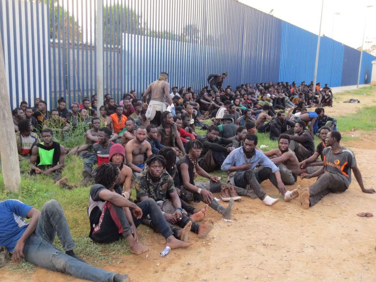 Evitan que 300 subsaharianos salten la valla de Melilla