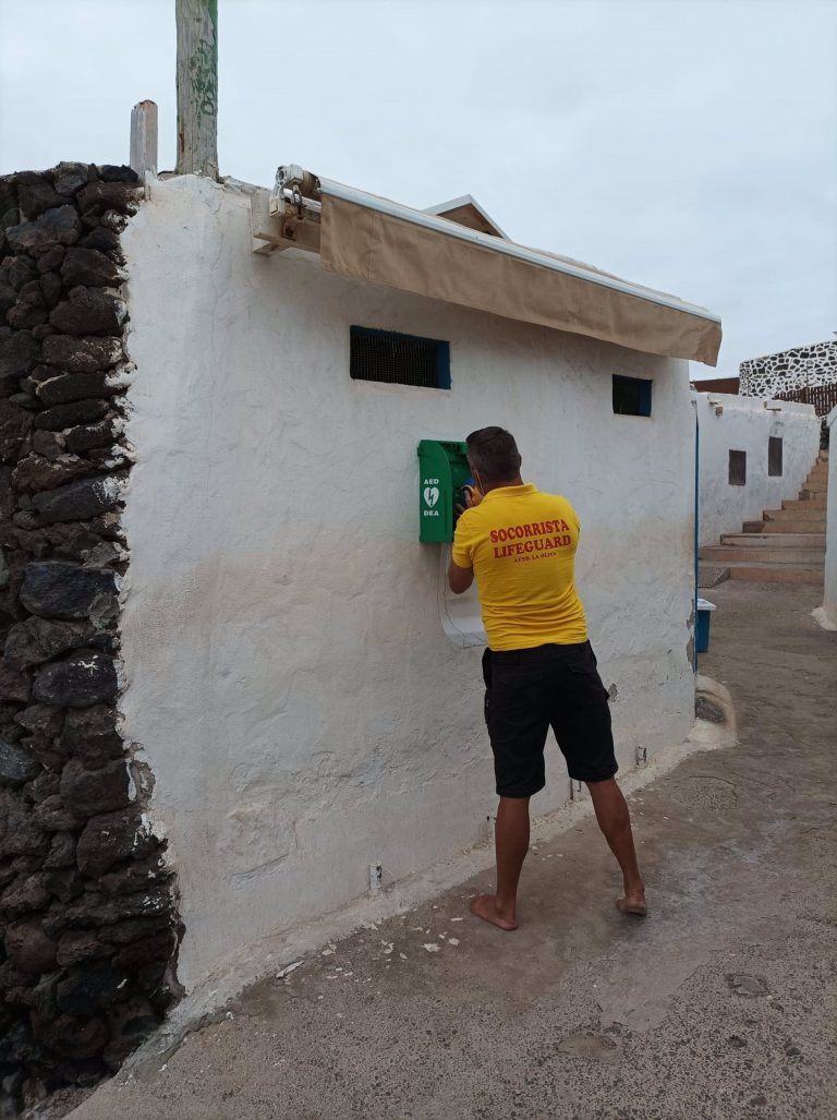 Fuerteventura instala el primer desfibrilador en la Isla de Lobos
