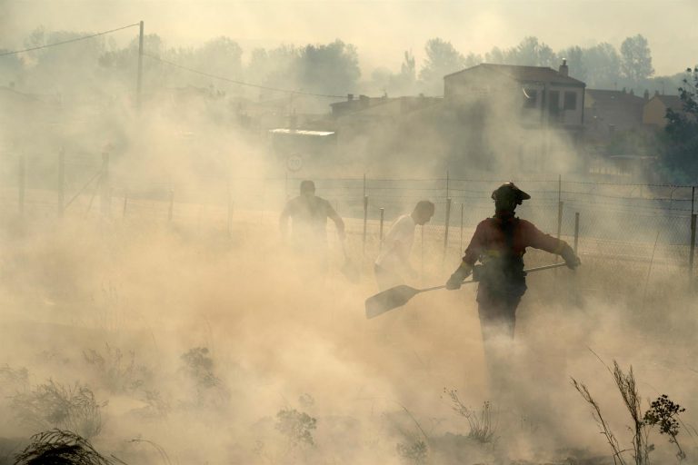 Mejora la evolución del incendio de Ávila que tiene un perímetro de 80 kilómetros y que ha arrasado 10.000 hectáreas
