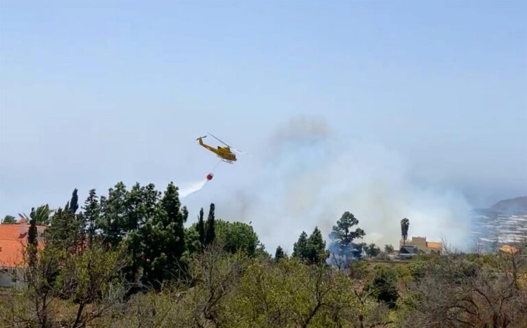 Cerradas las carreteras LP-3 y LP-2 por el incendio de La Palma