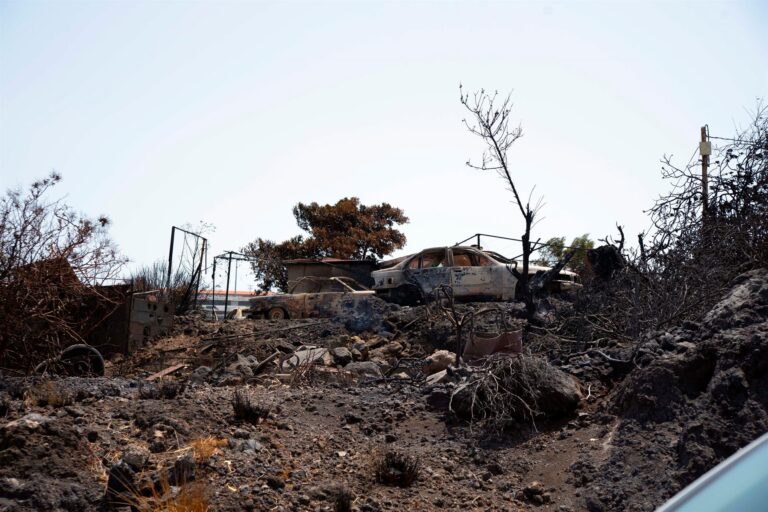 Sigue el nivel 2 de alerta en el incendio de La Palma, que afectó a 60 viviendas