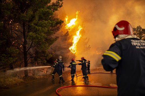Los fuertes vientos multiplican los incendios al norte de Atenas