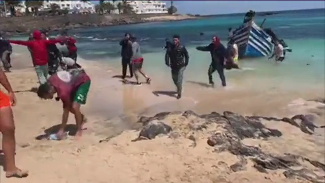 Medio centenar de migrantes desembarcan en Lanzarote y se dispersan en tierra