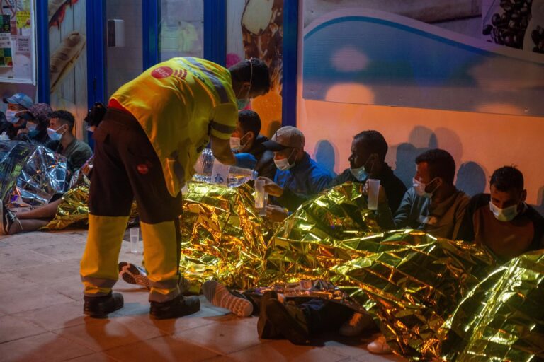 Tres hospitalizados tras el rescate de una patera con 56 personas en Gran Canaria