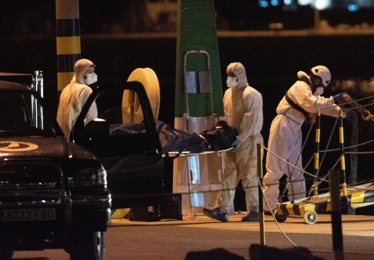 Sigue la búsqueda de los desaparecidos al naufragar su patera rumbo Lanzarote
