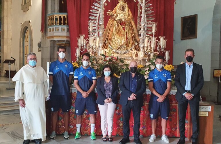 El CD Tenerife realiza la ofrenda a la Virgen de la Candelaria