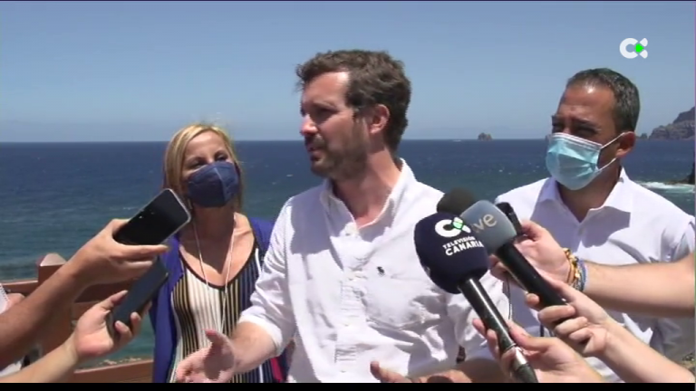 Casado critica la mezcla de «buenismo» y «devoluciones en caliente y en frío»