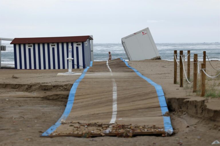 Inundaciones y cierre de playas al norte de Valencia tras tromba de agua de 200 l/m2