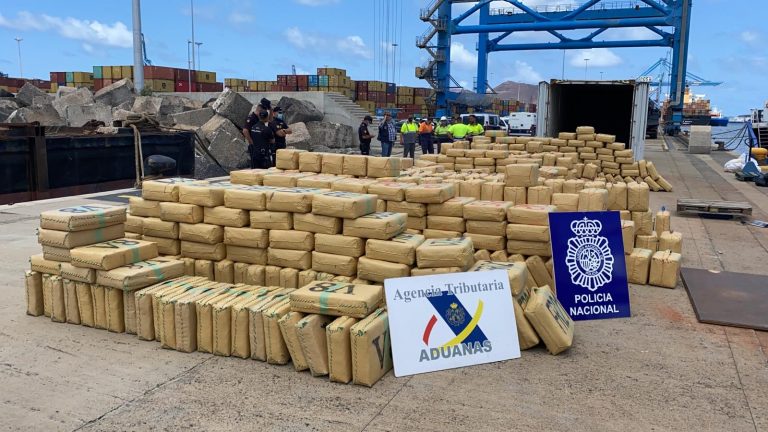 Interceptado en aguas cercanas a Canarias un buque cargado con 20 toneladas de hachís