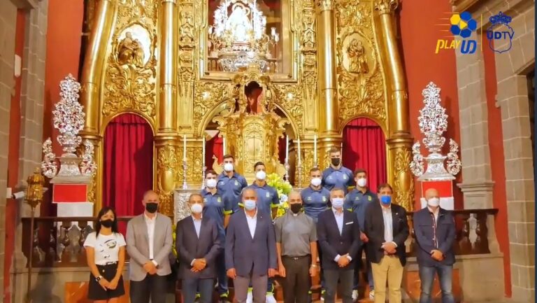 Una representación de la UD Las Palmas visita a la Virgen del Pino