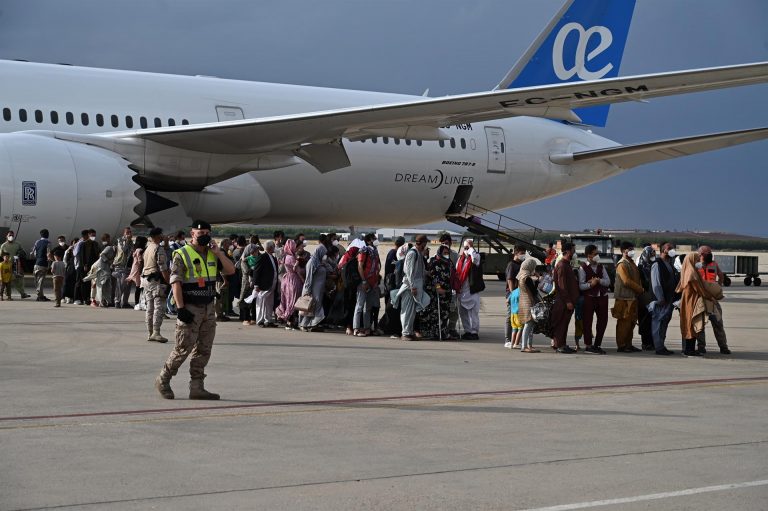 Llega a España otro avión con 260 afganos evacuados, entre ellos 14 bebés