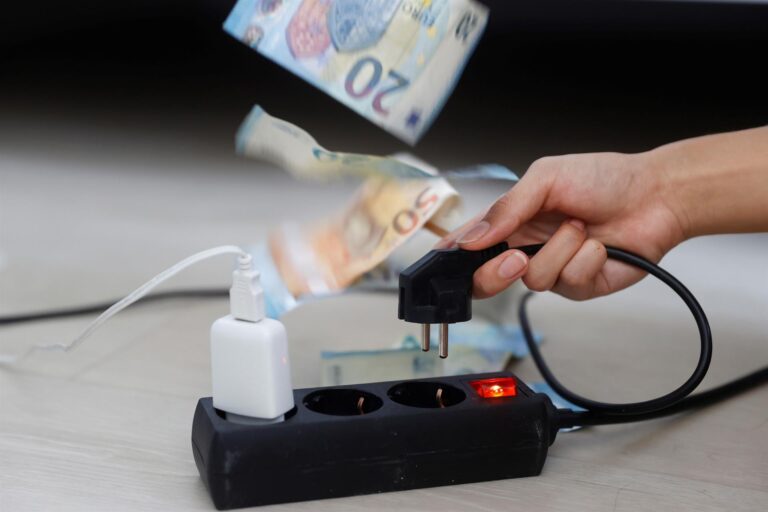 El precio medio de la electricidad sube a 122,76 euros este jueves