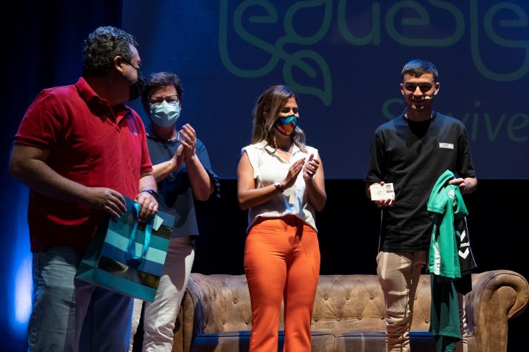 Pedri recibe un homenaje por su medalla olímpica en su Tegueste natal