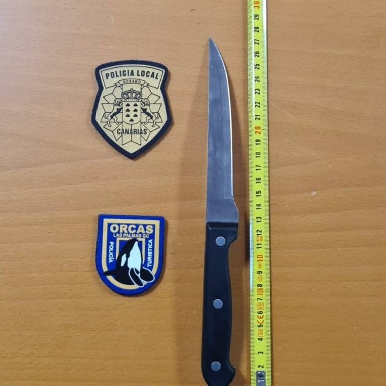 Denunciado un varón en Las Palmas de Gran Canaria por llevar oculto un cuchillo en la escayola de la pierna