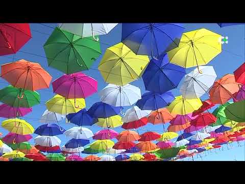 Un techo de paraguas de colores en Fontanales