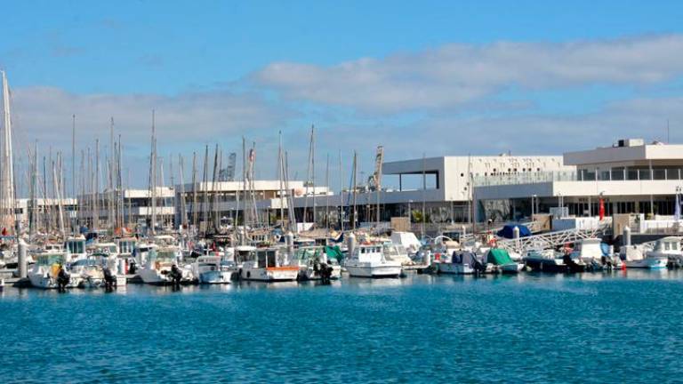 Continúa varado el barco que chocó contra le muelle deportivo en Arrecife