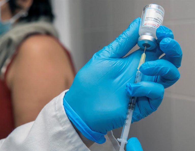 Sanidad anima a las mujeres embarazadas a vacunarse contra la COVID19