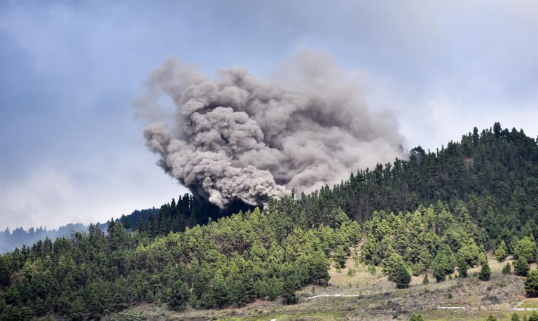 Elevan el nivel de alerta en La Palma y recomiendan protegerse de las cenizas