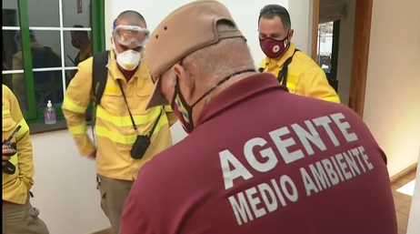 Los agentes de medio ambiente de La Palma colaboran en distintas tareas de la emergencia que vive la isla