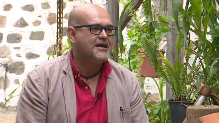 El escritor canario Alexis Ravelo, premio Novela Café de Gijón 2021