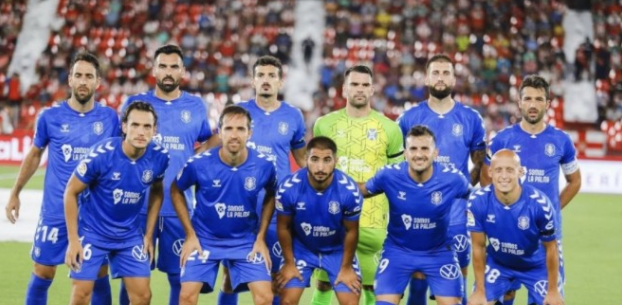 El Tenerife subasta las camisas de su último partido para recaudar fondos para La Palma