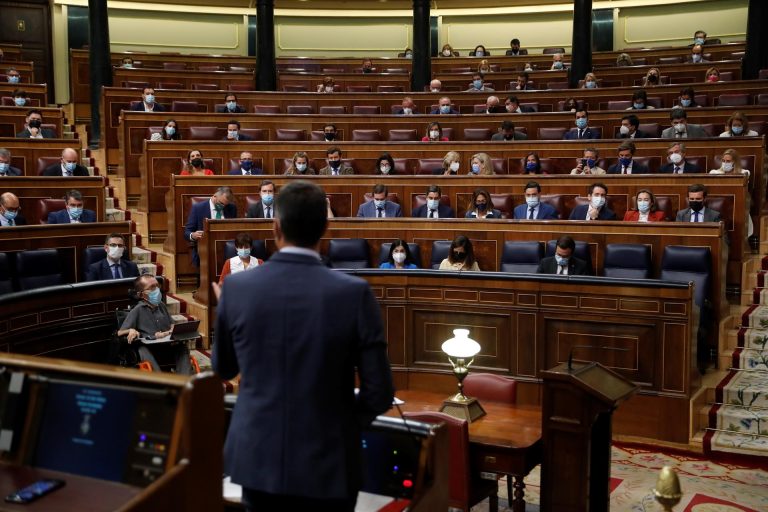 Sánchez pide al PP que «arrime el hombro» y Casado le acusa de no responder a sus preguntas