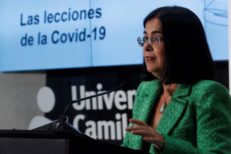 Darias hace un llamamiento a vacunarse y anima al grupo de 20 a 39 años