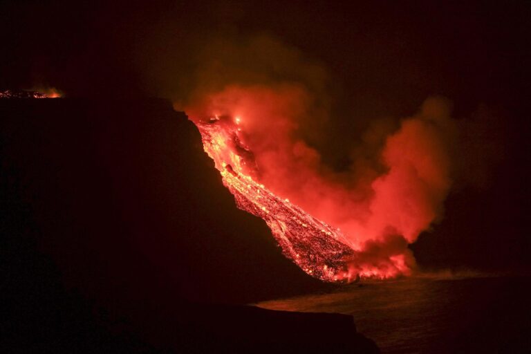 La colada del volcán forma un delta de lava que gana terreno al mar