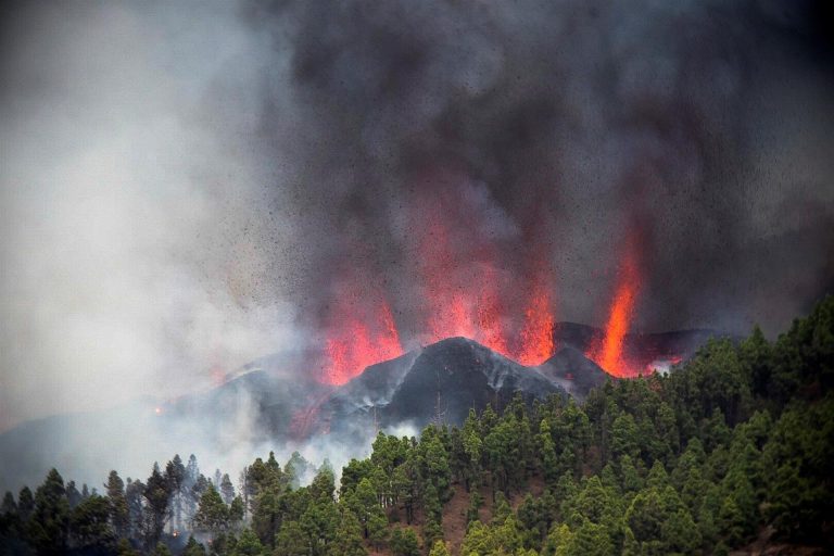 El volcán tiene siete bocas eruptivas y la lava no avanza de forma rápida