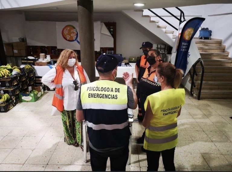 Un centenar de psicólogos asisten a los damnificados por el volcán