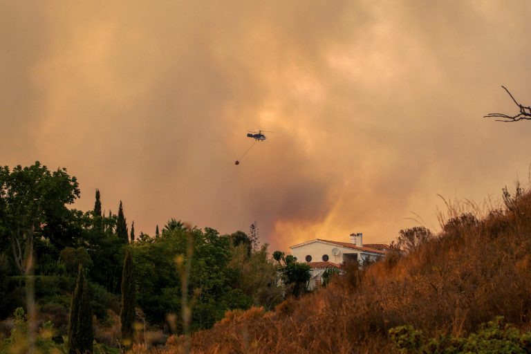 Las condiciones meteorológicas mejoran en el incendio de Málaga
