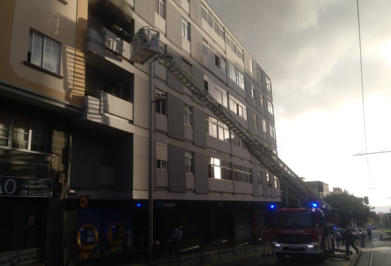 Tres personas heridas en el incendio de una vivienda en Santa Cruz de Tenerife