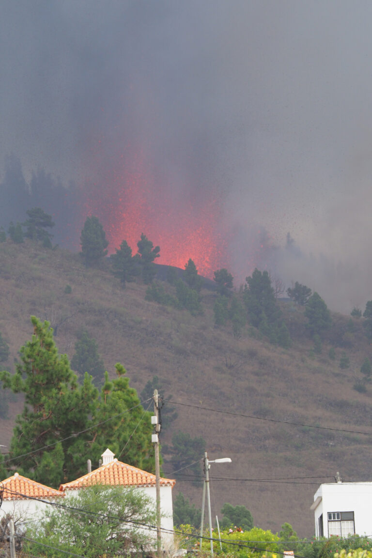 La UME despliega 180 efectivos y 57 vehículos en La Palma