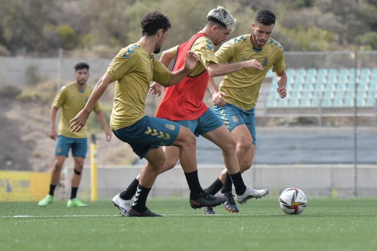 Las Palmas Atlético recibe al colista Vélez en busca de su primer éxito local