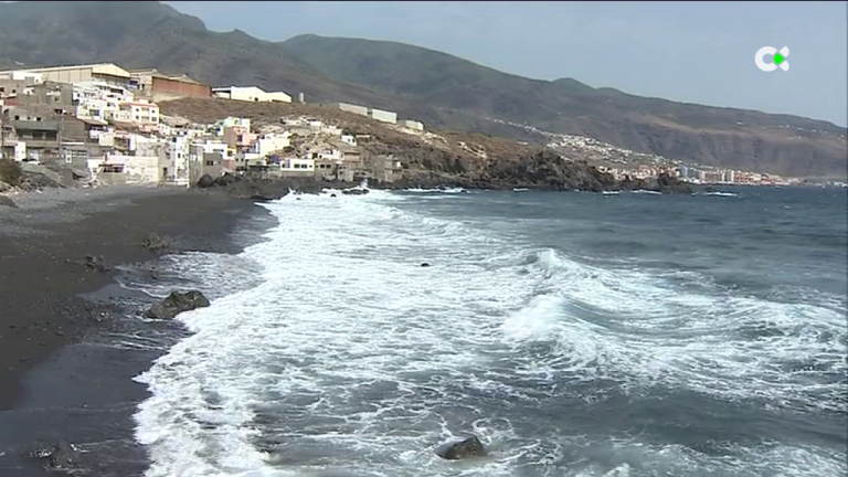 Varias playas del litoral tinerfeño continúan cerradas por el vertido de hidrocarburos