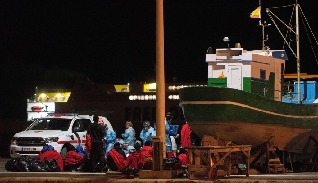 Llegan en buen estado los ocupantes de la patera localizada cerca de Fuerteventura