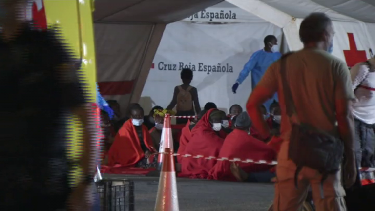 Salvamento intercepta dos nuevas pateras con 87 migrantes a bordo