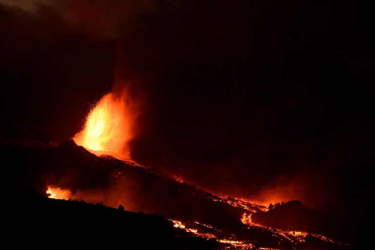 La apertura de una nueva boca obliga a más desalojos en La Palma