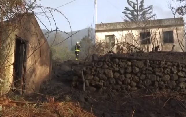 Vuelven a sus casas los vecinos desalojados por el incendio en La Orotava