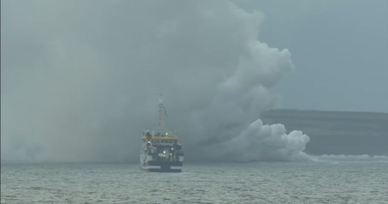 La erupción continúa sin cambios importantes desde que la lava llegó al mar