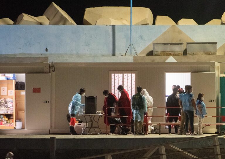 Atienden a 67 migrantes de una patera localizada a 34 kilómetros de Fuerteventura