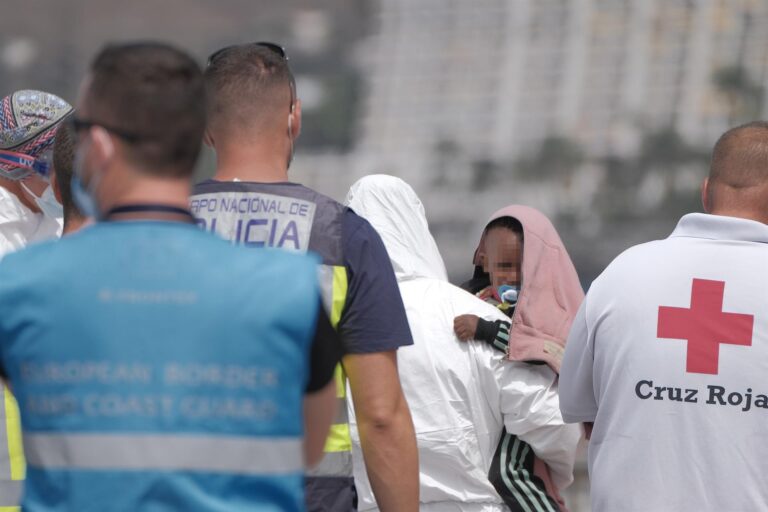 Salvamento rescata en Gran Canaria a un bebé, siete mujeres y 17 hombres