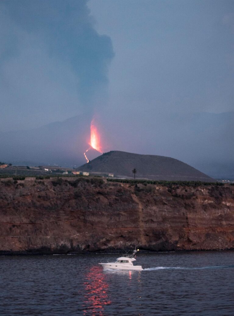 Torres asegura que la previsión es que la lava llegue de forma «inminente» a la costa