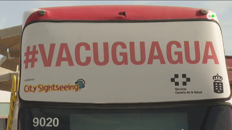 La «vacuguagua» impulsa la vacunación entre los estudiantes universitarios